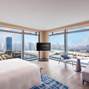 Courtyard King Suite Tub River View